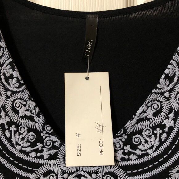 NWT!!! Womens Boutique Dress Size 4 Scoop V-Neck Black with Silver Blue Design - Picture 4 of 8
